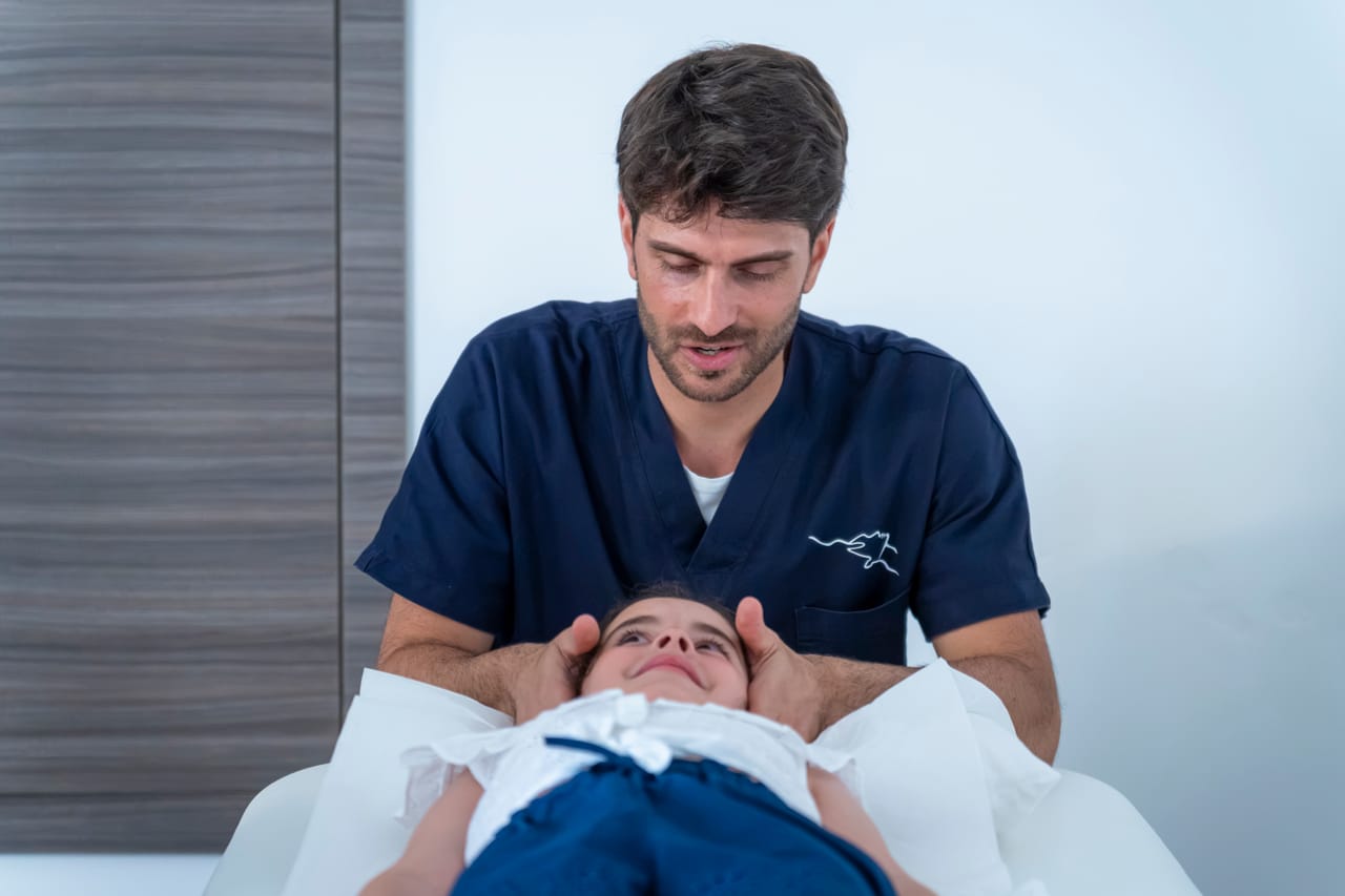 Giuseppe Feroleto durante un trattamento pediatrico