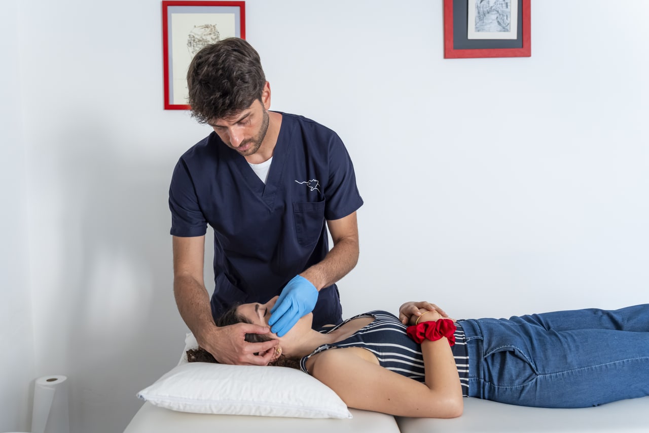 Giuseppe Feroleto durante una valutazione osteopatica per acufeni