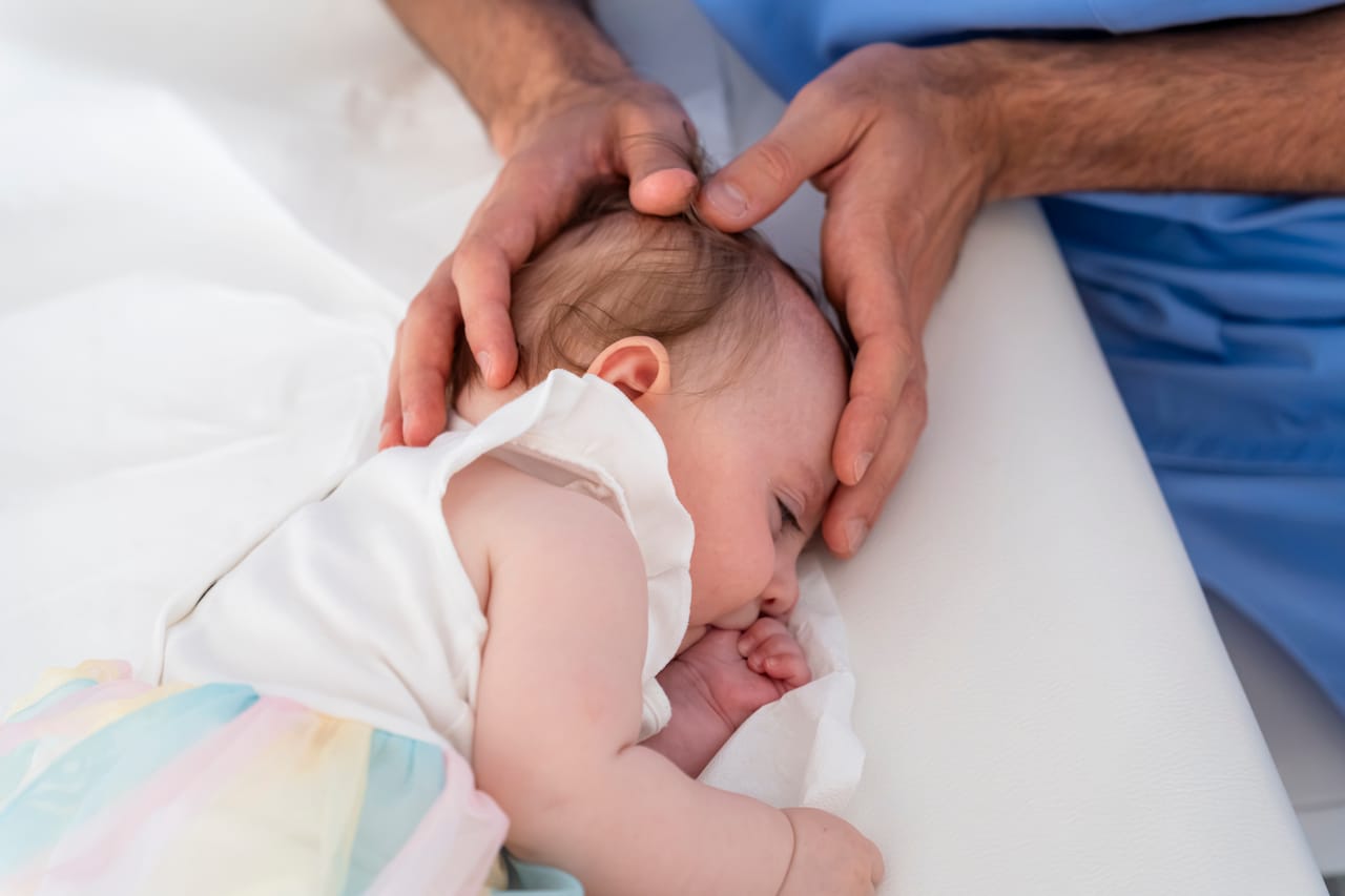 Trattamento osteopatico delicato dedicato a un neonato
